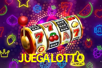 Escena dinámica inspirada en casino con iluminación JUEGALOTTO, cartas, fichas e íconos de juegos digitales en un espacio moderno de juegos.